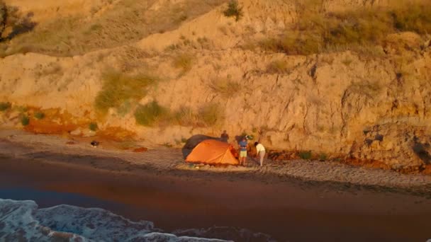 乌克兰敖德萨地区Sanjeyka因土壤侵蚀而形成的壮观地形 在海滨营地的帐篷里和狗在一起 野生旅游概念 — 图库视频影像