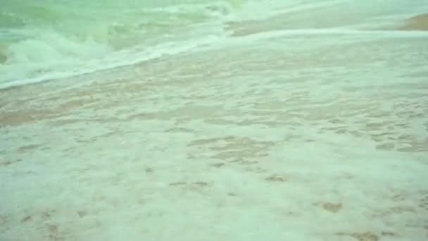 Cerca Cámara Lenta Ondeando Mar Con Olas Soleado Día Ventoso — Vídeos de Stock