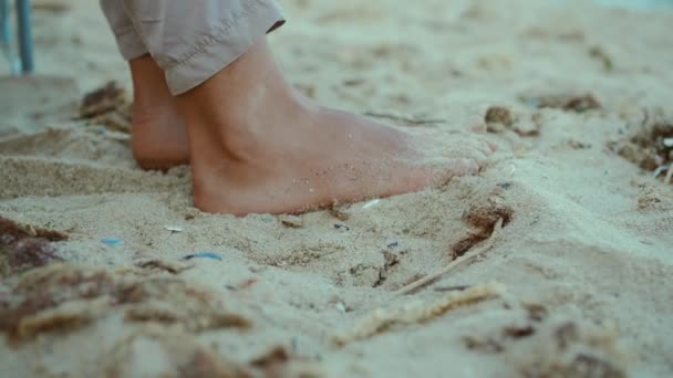 在炎炎夏日的海滩上 用贝壳把雌性脚镣和脚趾头围在白沙滩上 旅游中的放松与健康概念 — 图库视频影像