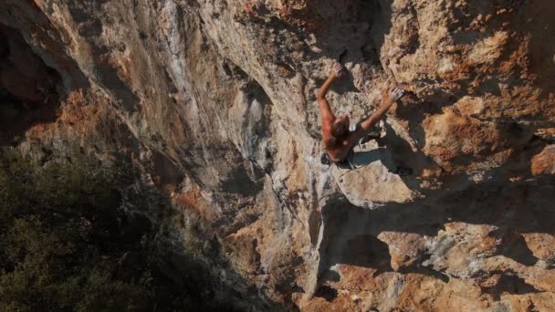 Воздушное Замедленное Движение Сильного Мускулистого Человека Скалолаза Взбирается Вертикальной Скале — стоковое видео