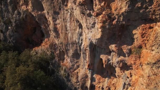 Imágenes Aéreas Hombre Musculoso Fuerte Escalador Roca Sube Acantilado Vertical — Vídeos de Stock