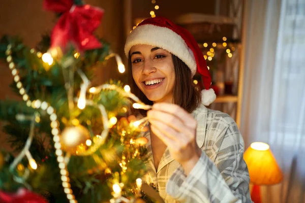 Portrett Glad Kvinne Med Hatt Santa Som Forbereder Seg Til – stockfoto