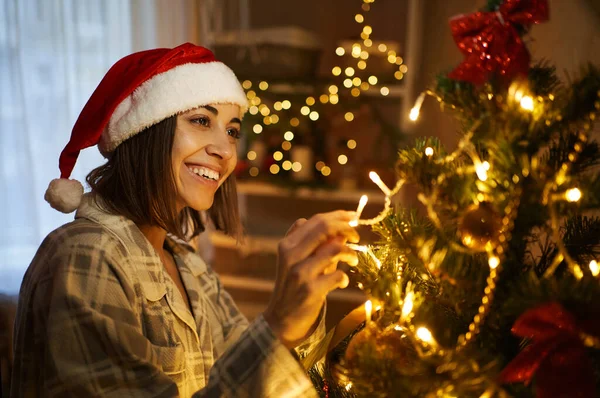 Gledelig Julenisse Som Forbereder Seg Juleferien Pynter Juletre Med Lys – stockfoto