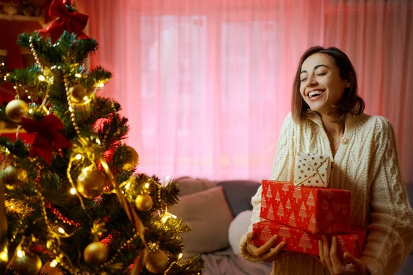 Iloinen Naurava Nainen Tilalla Joululahja Laatikko Olohuoneessa Koristeltu Joulukuusi — kuvapankkivalokuva