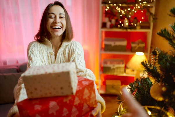 Emotionaalisesti Naurava Onnellinen Nainen Valmistautumassa Jouluun Pitämällä Monia Joululahjoja Antamalla — kuvapankkivalokuva