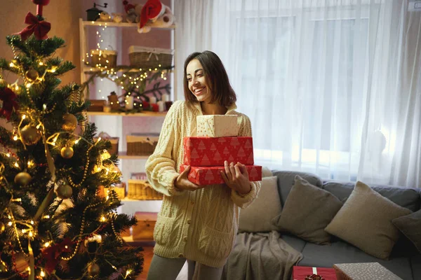 Vakker Lykkelig Kvinne Som Får Gaver Julen Stående Ved Juletreet – stockfoto
