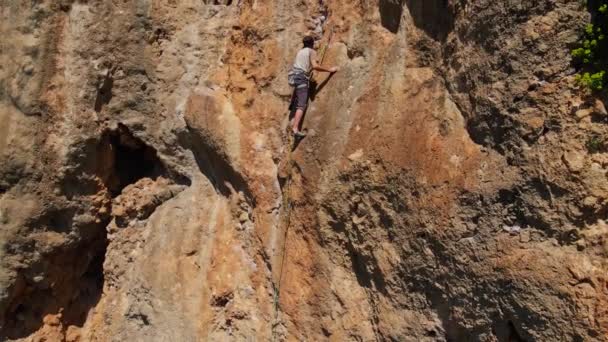 Luftaufnahmen Zeitlupe Von Drohne Starken Muskulösen Mann Felskletterer Klettert Auf — Stockvideo