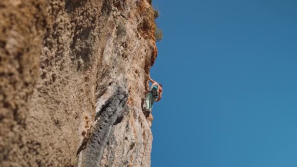 Young Powerful Athletic Man Rock Climber Long Hair Climbing Cliff — Video