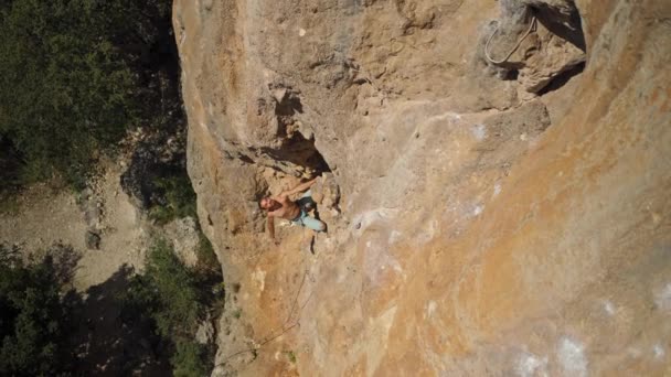 高瞻远瞩强壮英俊的攀岩者通过具有挑战性的路线爬上阳光灿烂的石灰岩墙 户外活动 积极的生活方式和体育观念 在土耳其攀登 — 图库视频影像