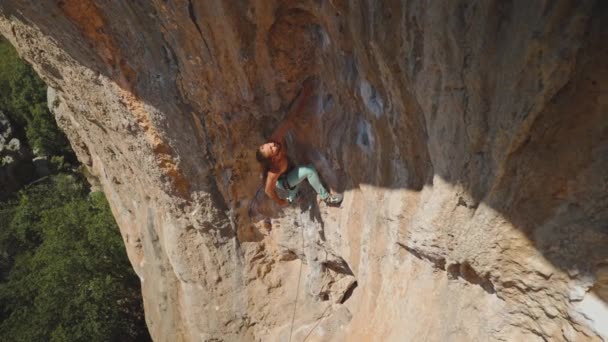 Muscular Man Rock Climber Hangs Rope Overhanging Crag Chalks His — Vídeos de Stock