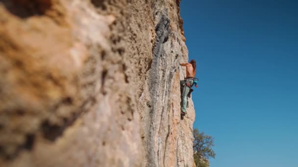 Strong Handsome Man Rock Climber Climbs Sunny Limestone Wall Challenging — Vídeos de Stock
