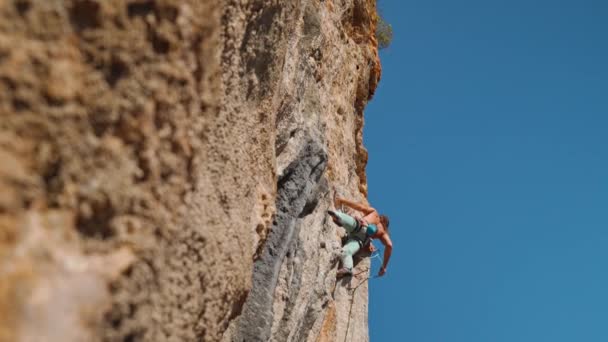 Bottom View Muscular Strong Man Rock Climber Climbs Vertical Cliff — Wideo stockowe