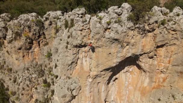 Letecké Zpomalení Záběry Trubce Člověka Horolezce Visící Laně Klesající Úspěšném — Stock video