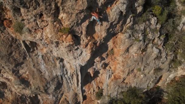 Letecký Pohled Dronu Silného Svalnatého Horolezce Stoupá Náročnou Trasou Svislém — Stock video