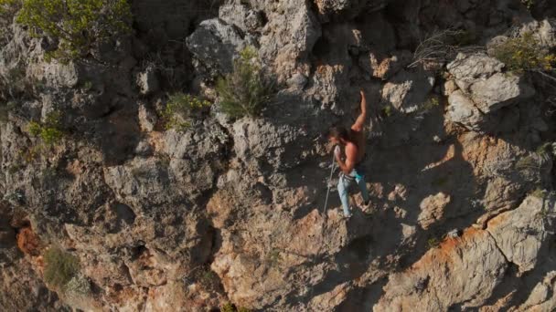 Aerial Point View Drone Strong Muscular Rock Climber Climbs Challenging — Stock Video