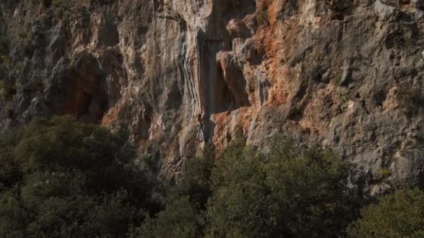 Повітряна Повільна Зйомка Дрона Сильної Мускулистої Людини Скелелазіння Вертикальній Скелі — стокове відео