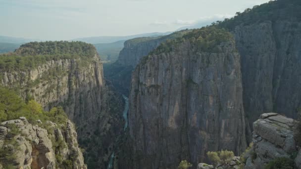 Безликая Туристка Стоящая Скале Поднятыми Руками Наслаждаясь Видом Каньон Грейхаунд — стоковое видео