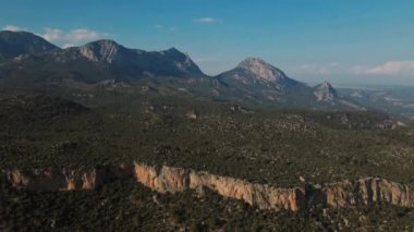 İnsansız hava aracının zeytin bahçesindeki manzarası, kamp, muhteşem kireçtaşı kayalık duvarlar ve arka plandaki dağlar. Türkiye 'nin Geyikbayiri kenti yakınlarındaki güzel bir yerdeki dağcılık kampı