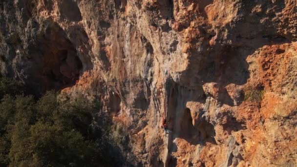 ドローンからの空中スローモーション撮影強い筋肉マンロッククライマー垂直崖の上に登ると ハード努力をし 握りを保持します トルコのロッククライミング ゲイリクバイリ — ストック動画