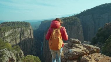 Uçurumun tepesinde duran yüzü olmayan turist kadın, güzel gün batımı gökyüzü ile Greyhound Tazi kanyonunun tadını çıkarıyor. Türkiye 'de seyahat, ünlü popüler bakış açısı