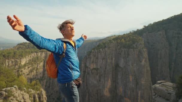 아름다운 협곡의 위에서 오므린 채내려다 등산객 — 비디오