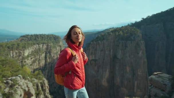 Turistka Červené Bundě Stojící Okraji Útesu Pozadí Rokle Úžasný Kaňon — Stock video