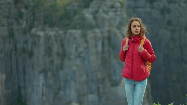 Туристка Одягнена Червону Куртку Вершині Гори Насолоджується Прекрасним Видовищем Стоїть — стокове відео