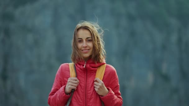 Зблизька Портрет Щасливої Усміхненої Жінки Вершині Гори Яка Насолоджується Прекрасним — стокове відео