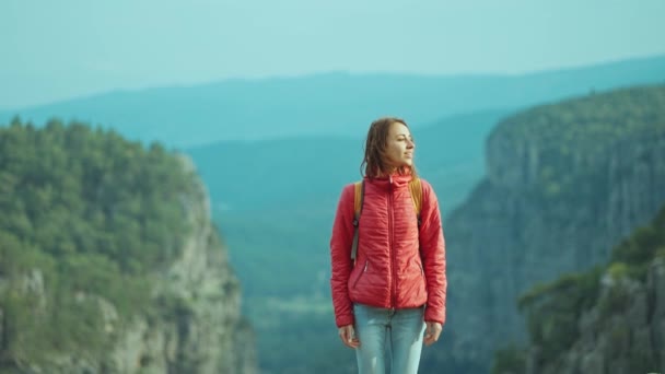 Відверта Усміхнена Жінка Вершині Гори Насолоджується Чудовим Краєвидом Стоїть Ущелині — стокове відео