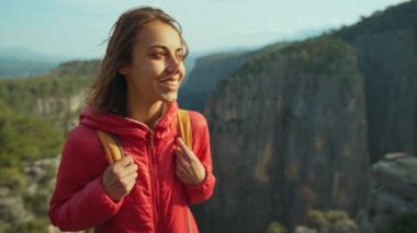 Kırmızı ceketli turist kadın, uçurumun kenarında, vadide dikiliyor. Amazing Tazi Canyon, Bilgelik Vadisi, Manavgat, Antalya, Türkiye. Tazı Kanyonu
