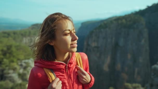 Kırmızı Ceketli Turist Kadın Yürüyüşçünün Portresi Uçurumun Kenarında Duruyormuş Amazing — Stok video
