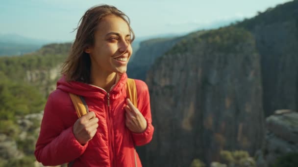 Kırmızı Ceketli Turist Kadın Uçurumun Kenarında Vadide Dikiliyor Amazing Tazi — Stok video