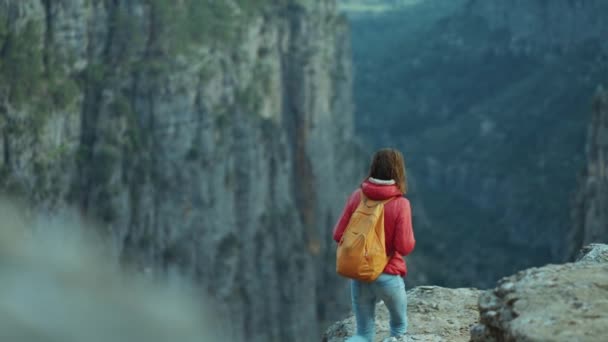 Πεζοπόρος Γυναίκα Φορώντας Κόκκινο Σακάκι Στην Κορυφή Του Βουνού Απολαμβάνοντας — Αρχείο Βίντεο