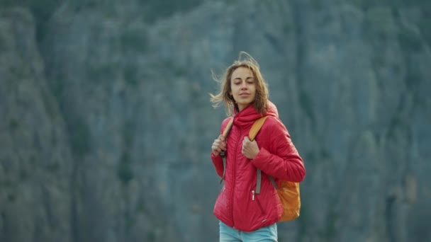 穿着红色夹克的徒步旅行的女人在山顶上欣赏美丽的风景 留着飘扬的头发 站在峡谷的国家公园里远足 Grayhound Tazi Canyon土耳其著名旅游胜地 — 图库视频影像