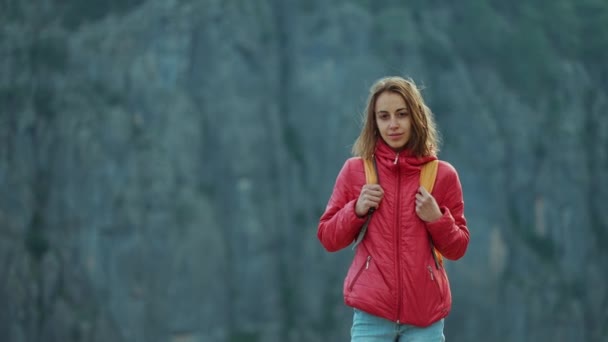 Close Retrato Mulher Sorridente Feliz Topo Montanha Desfrutando Uma Bela — Vídeo de Stock
