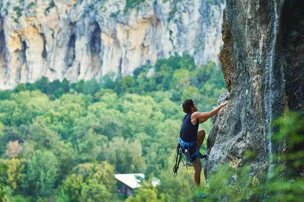 Man Climber Climbs Rocky Wall Beautiful Mountains View Background Making — Stock Photo, Image