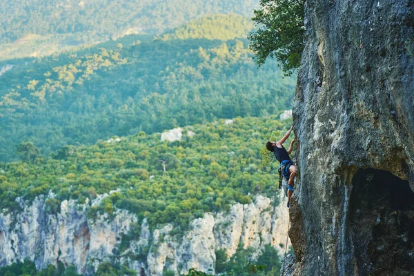 Панорамний Вид Красиві Гори Скелі Активний Сильний Чоловік Піднімається Високу — стокове фото