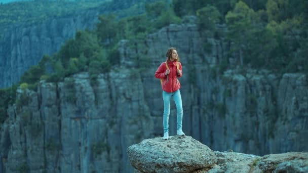 Touristisches Wandermädchen Roter Jacke Mit Rucksack Wandert Auf Der Steilküste — Stockvideo