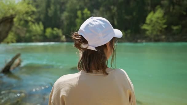 Rückansicht Von Touristischen Wanderin Mädchen Spaziergänge Ufer Des Gebirgsflusses Mit — Stockvideo
