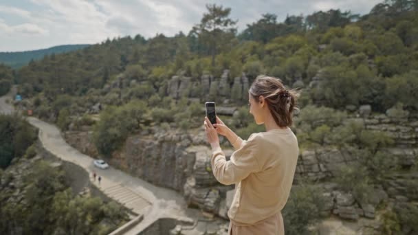 Koprulu Kanyonu Üzerinde Uçurumun Kenarında Gezen Kadın Turist Panoramik Manzaranın — Stok video