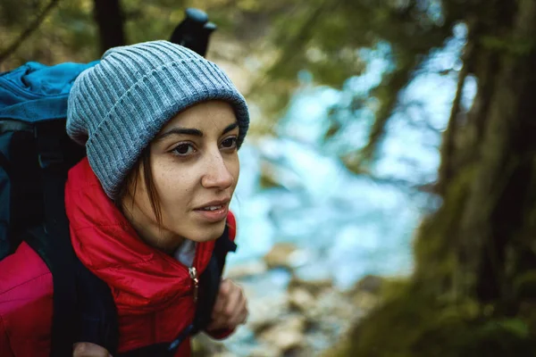 Lähikuva Muotokuva Turisti Nainen Katselee Poispäin Kävely Yksin Metsässä Joen — kuvapankkivalokuva