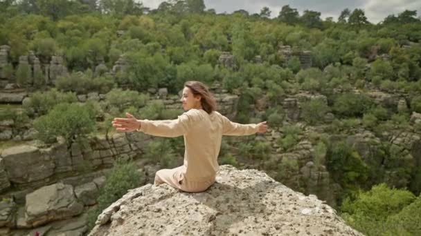 游客远足女孩的背景坐在Koprulu峡谷的悬崖边 全景尽收眼底 Koprulu Canyon是土耳其最常见的旅游胜地 女徒步旅行者举起双手欣赏风景 — 图库视频影像