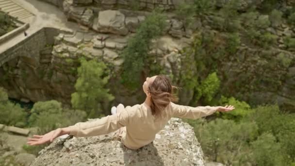 Задньому Плані Туристична Дівчина Яка Сидить Краю Скелі Над Каньйоном — стокове відео