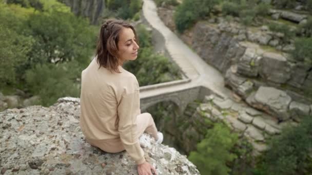 Turist Yürüyüşçü Kızın Arkası Koprulu Kanyonu Nun Tepesinde Panoramik Manzaralı — Stok video
