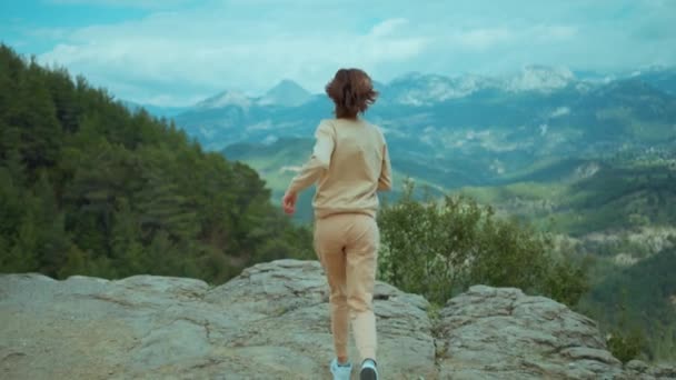 Terug Uitzicht Geïnspireerd Meisje Rennen Buiten Bergen Achtergrond Stijgen Haar — Stockvideo