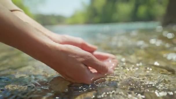 Close Slow Motion Vrouwelijke Handen Nemen Vers Koud Schoon Water — Stockvideo