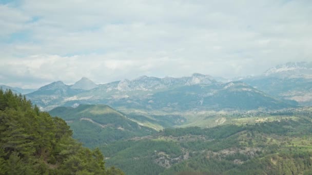 Перехід Від Красивих Гірських Ландшафтів Натхненної Жінка Стоїть Відкритому Повітрі — стокове відео