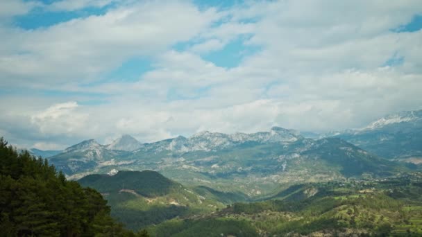 Dağ Sırtı Dağlık Çayırlar Bulutlu Dramatik Gökyüzü Plandaki Ağaçlarla Çarpıcı — Stok video