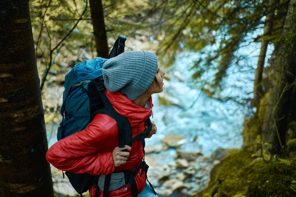 Женщина Туристка Большим Рюкзаком Наслаждается Природой Голубой Реки Лесу Путешествие Стоковое Фото