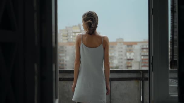 Οπίσθια Όψη Μιας Νεαρής Γυναίκας Που Στέκεται Στο Μπαλκόνι Στο — Αρχείο Βίντεο